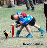 В Туве в детском турнире по борьбе хуреш установлен рекорд по количеству участников – почти тысяча детей