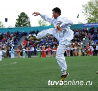 В Туве мастера Шаолиня проводят утреннюю гимнастику для всех желающих