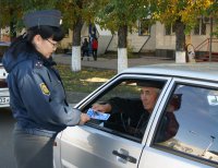 В Туве водителям старшего поколения вручали поздравительные открытки