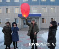 День Влюбленных сотрудники Тываэнерго отметили запуском в небо воздушного сердца