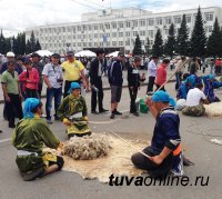 Для кызылчан провели мастер-классы командной и одиночной работы с войлоком