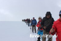 Флаг Кызыла на самую высокую вершину Тувы доставили депутаты Хурала представителей столицы