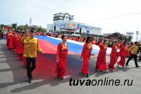 По улицам Кызыла в течение 2 часов прошествовали праздничные колонны парада к 100-летию столицы Тувы