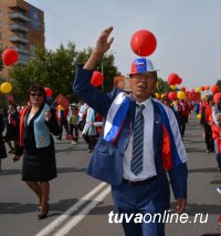 По улицам Кызыла в течение 2 часов прошествовали праздничные колонны парада к 100-летию столицы Тувы