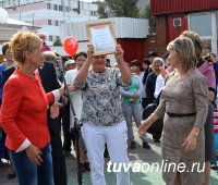 Юбилейные знаки и денежные премии вручены лучшим благоустроителям Кызыла