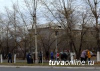 На северном въезде в Кызыл на субботнике собран трактор мусора