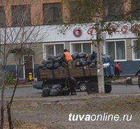 На северном въезде в Кызыл на субботнике собран трактор мусора