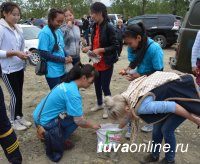 Кызыл: у горы с древними наскальными рисунками прошел субботник