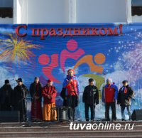 В столице Тувы зрелищной частью праздничных гуляний в День народного единства стал хоровод