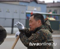 Глава Тувы помог с озеленением новостроек в поселке Каа-Хем