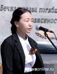 В Кызыле состоялась торжественная церемония возложения венков мемориалу павших воинов