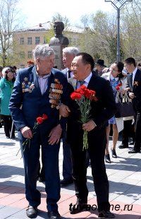 В Кызыле состоялась торжественная церемония возложения венков мемориалу павших воинов