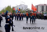 В столице Тувы, несмотря на пасмурную погоду, Парад Победы собрал несколько тысяч зрителей