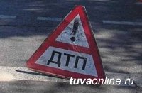 В Туве при столкновении легкового автомобиля с лесовозом погибли три человека