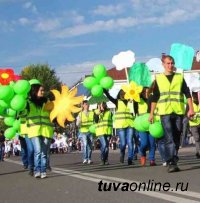 Тывастат с цифрами вместо шляпок, банщики с тазиками и вениками, дорожники в оранжевых жилетах, театр в костюмах эпохи Пушкина…  – в шествии ко ДНЮ ГОРОДА КЫЗЫЛА