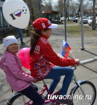 Тывастат с цифрами вместо шляпок, банщики с тазиками и вениками, дорожники в оранжевых жилетах, театр в костюмах эпохи Пушкина…  – в шествии ко ДНЮ ГОРОДА КЫЗЫЛА