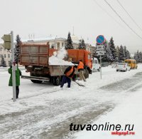 Обильный снегопад в Туве. Техника МУП "Благоустройство" работает в круглосуточном режиме