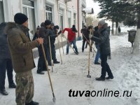 Кызыл: Городские власти призывают собственников кафе, учреждений, организаций очистить прилегающие к ним тротуары от наледи