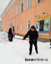 Предприниматели Кызыла включились в уборку прилегающей территории ото льда и снега