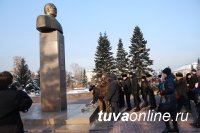 Возложение цветов в честь 115-й годовщины со дня рождения выдающегося государственного деятеля С.К.Тока