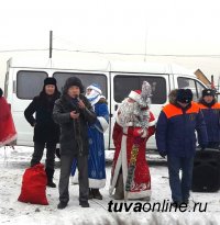 Ребята на Левобережных дачах водили новогодние хороводы с Дедом Морозом и символом 2017 года – Петухом