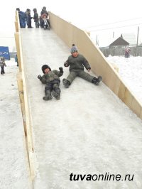 Ребята на Левобережных дачах водили новогодние хороводы с Дедом Морозом и символом 2017 года – Петухом