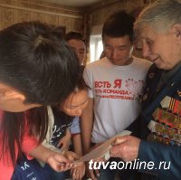 "Добрые сердца Тувы" помогли фронтовику с уборкой дома и прилегающей территории