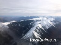 В Туве спасатели помогли врачам транспортировать из тайги охотника, повредившего ногу