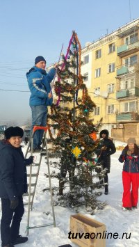 Кызыл: в гостях у жителей двора по улице Кочетова, 95 побывали Дед Мороз и Снегурочка