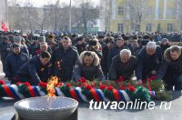 В Туве в День защитника Отечества возложили венки к памятнику павшим