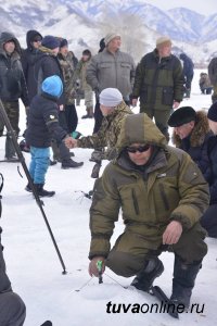 Тува: В рыбацком конкурсе "Золотая лунка" удача улыбнулась первому Дмитрию Новежникову, самая крупная рыба - у Виталия Сарыглара