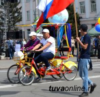 Три тысячи кызылчан прошли в праздничном шествии, посвященном Первомаю