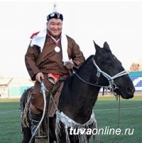 Борцу Айдыну Отчурчапу, победителю турнира по борьбе хуреш на Наадыме, присвоено звание "Арзылан моге" (Борец Лев)