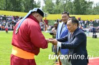 В Кызыл приехал легендарный монгольский борец Асашори Дагвадорж