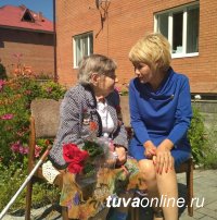 Глава города Дина Оюн поздравила с 95-летним юбилеем фронтовика Антонину Фролову