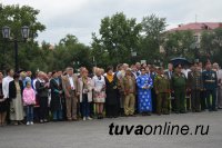 Традиция нового времени: в Туве возложили венки к памятнику Монгушу Буян-Бадыргы