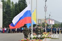 Депутаты городского Хурала совершили в День российского флага восхождение на гору Догээ