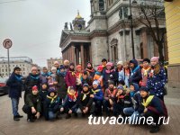 Лучшие юные гиды Тувы побывали в Санкт-Петербурге и сфотографировались с археологом Константином Чугуновым