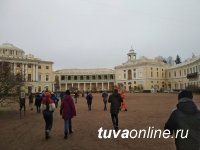 Лучшие юные гиды Тувы побывали в Санкт-Петербурге и сфотографировались с археологом Константином Чугуновым