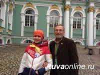 Лучшие юные гиды Тувы побывали в Санкт-Петербурге и сфотографировались с археологом Константином Чугуновым