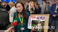 “Путин — щука” и “Полетаем?”: самые цепляющие плакаты журналистов на пресс-конференции президента РФ