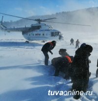 В Туве спасатели помогли врачам транспортировать из тайги охотника, повредившего при падении спину