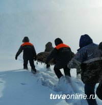 В Туве спасатели помогли врачам транспортировать из тайги охотника, повредившего при падении спину