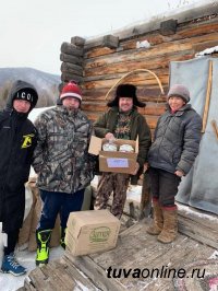 Фрукты, сладости и швейные машинки для школы труднодоступного Тере-Хольского кожууна Тувы