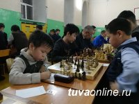 Самому младшему участнику Чемпионата Тувы по шахматам - 6 лет, старшему - 89