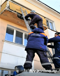 В Туве спасатели сняли с балкона семилетнюю девочку