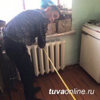 "Добрые сердца Тувы" помогли пенсионеру постелить линолеум