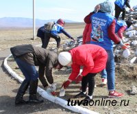 Работники учреждений культуры Тувы и волонтеры Победы убрали территорию у статуи "Кадарчы"