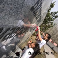 "Добрые сердца Тувы" привели в порядок Площадь Победы