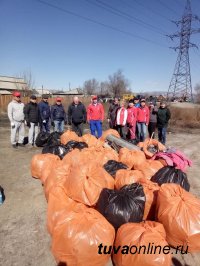 В Кызыле более 1000 человек убирали русло реки Тонмас-суг. Акцию проигнорировали жители этого участка